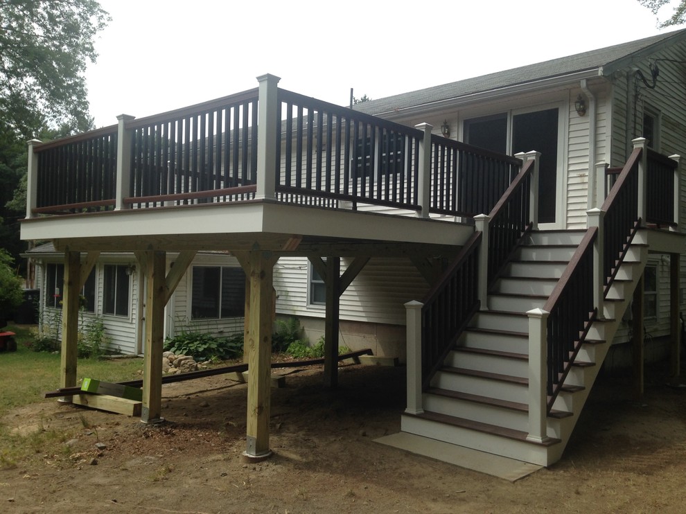 Inspiration for a mid-sized timeless backyard deck remodel