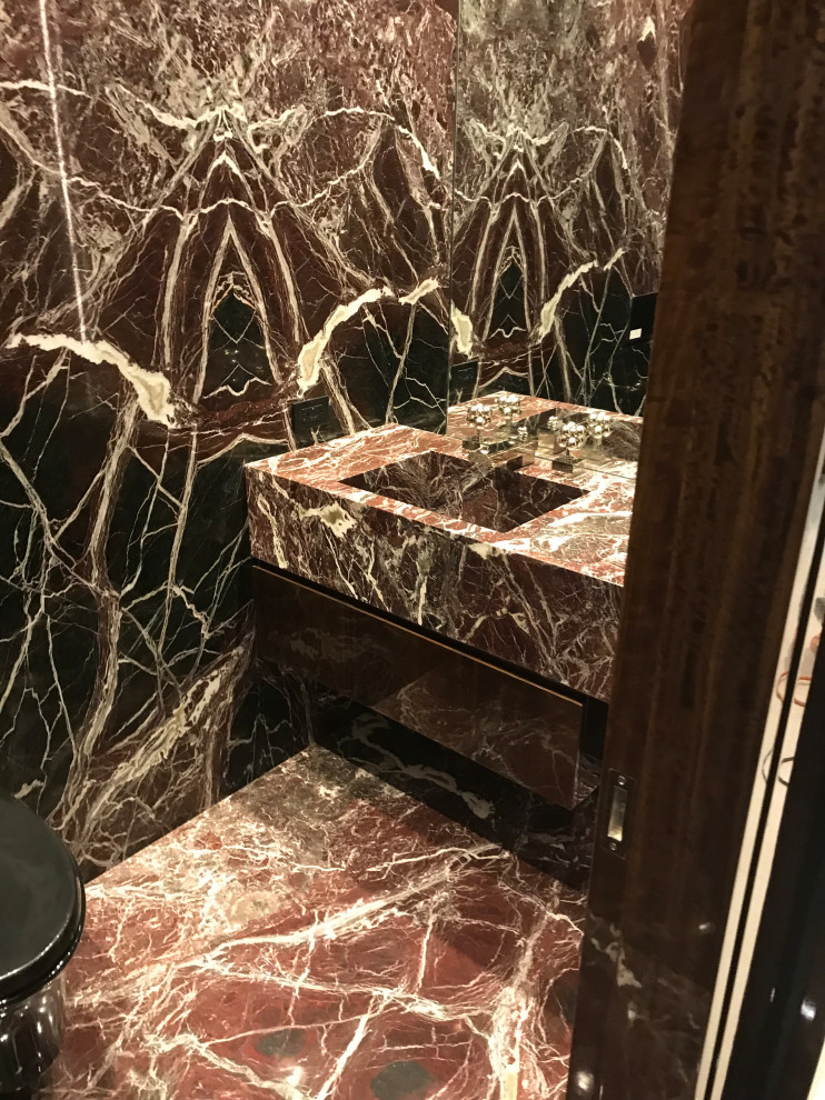 Foto på ett mellanstort funkis flerfärgad toalett, med släta luckor, röda skåp, en toalettstol med hel cisternkåpa, flerfärgad kakel, marmorkakel, flerfärgade väggar, marmorgolv, ett integrerad handfat, marmorbänkskiva och flerfärgat golv