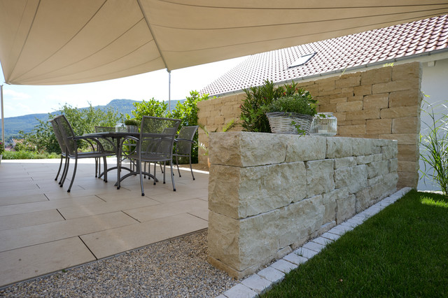 Gro&szlig;z&uuml;gige Terrasse mit stilvollem Sonnenschutz contemporary-deck