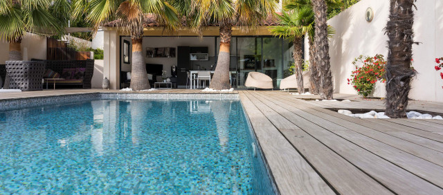 Plage piscine &agrave; Carry le Rouet contemporary-deck