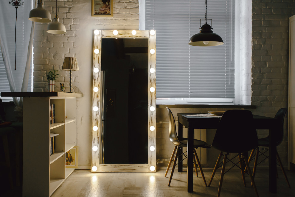 Гримерное зеркало с лампочками