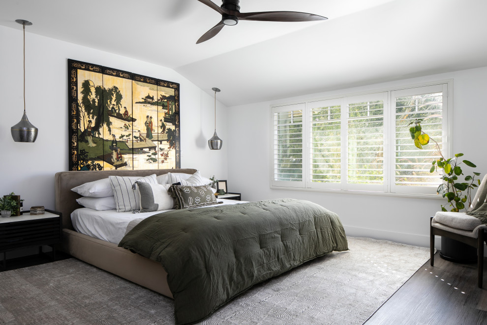 Mittelgroßes Modernes Hauptschlafzimmer mit weißer Wandfarbe, Vinylboden, Kamin, gefliester Kaminumrandung und braunem Boden in Orange County