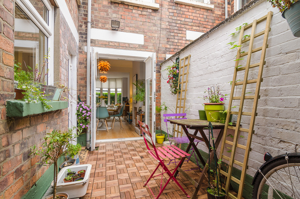 Photo of an eclectic courtyard patio in Belfast with a container garden and no cover.