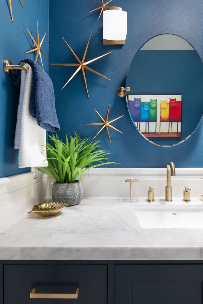 Esempio di una stanza da bagno costiera con vasca ad alcova, vasca/doccia, pareti blu, lavabo sottopiano, pavimento bianco e mobile bagno freestanding