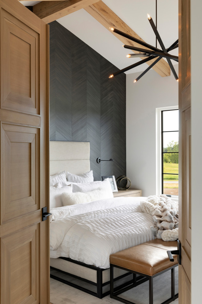 ミネアポリスにあるトランジショナルスタイルのおしゃれな主寝室 (淡色無垢フローリング、三角天井、壁紙) のインテリア