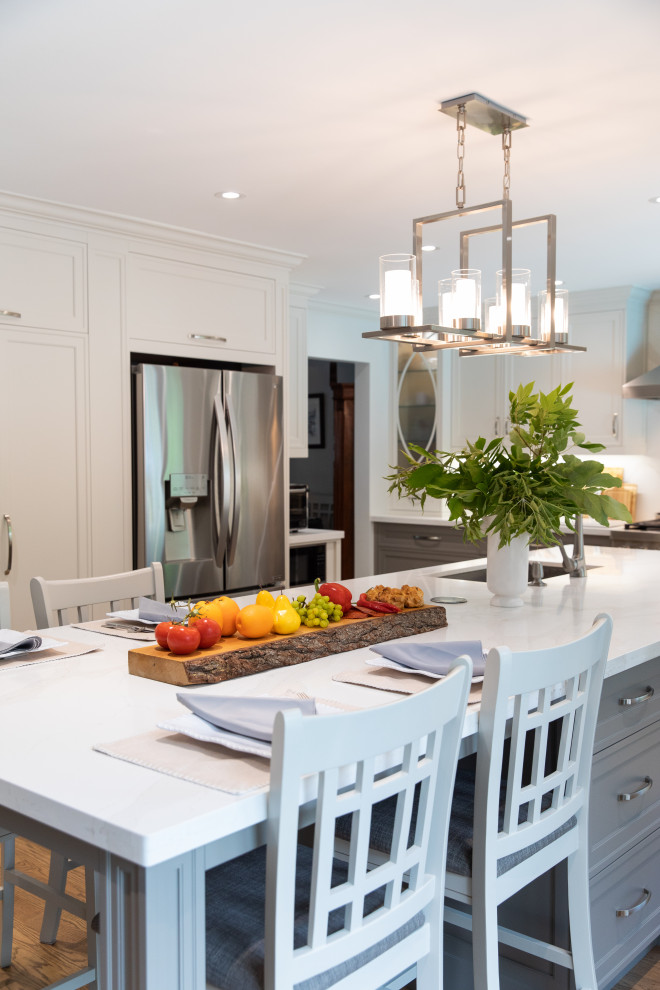 Transitional kitchen photo in Toronto