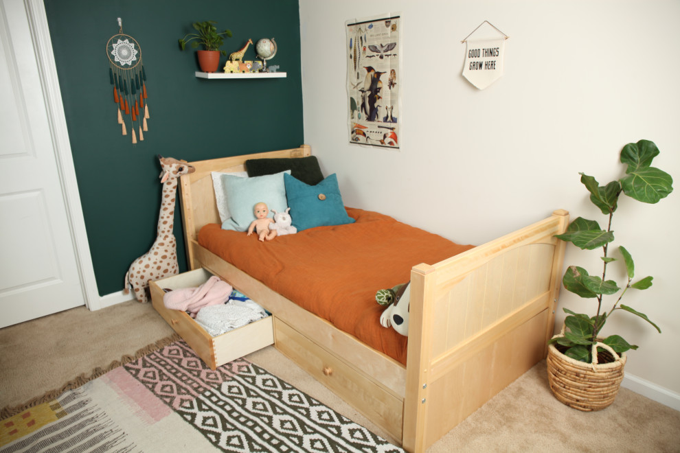 Inspiration för ett litet maritimt könsneutralt småbarnsrum kombinerat med sovrum, med gröna väggar