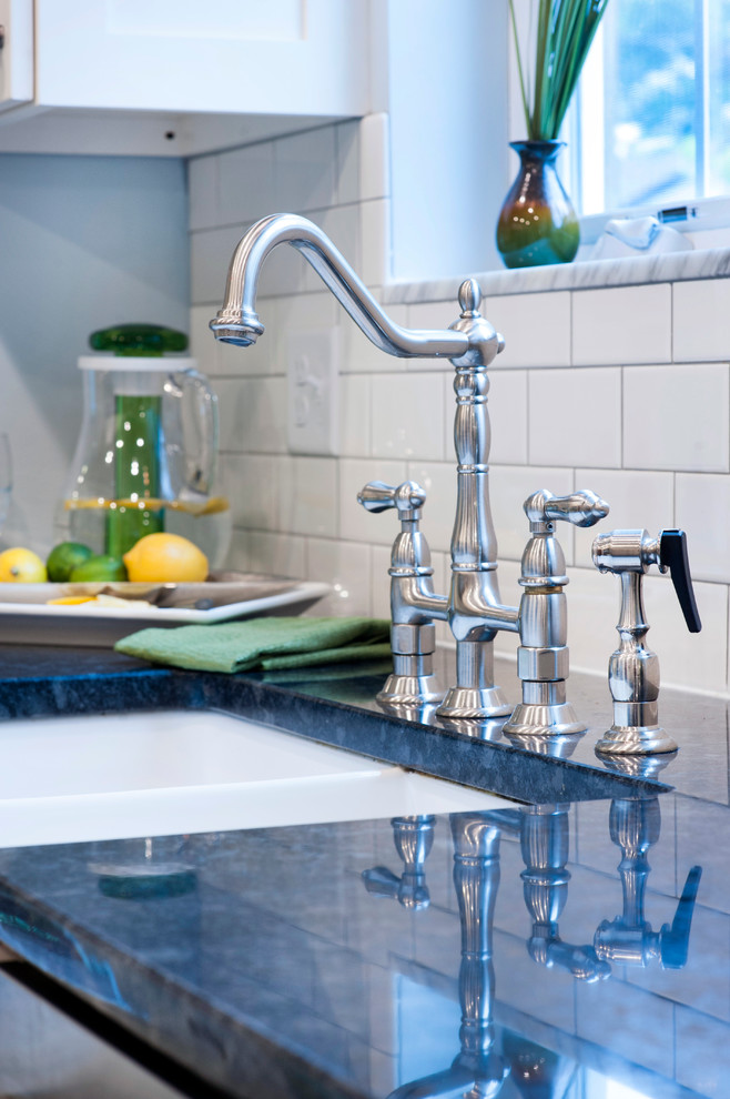 Example of a transitional home design design in Columbus