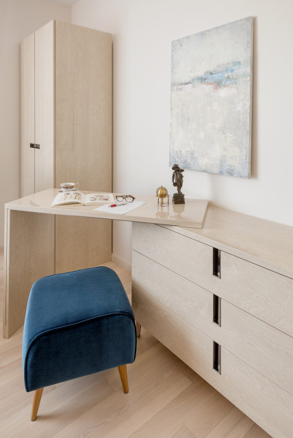 Квартира у моря modern-schlafzimmer