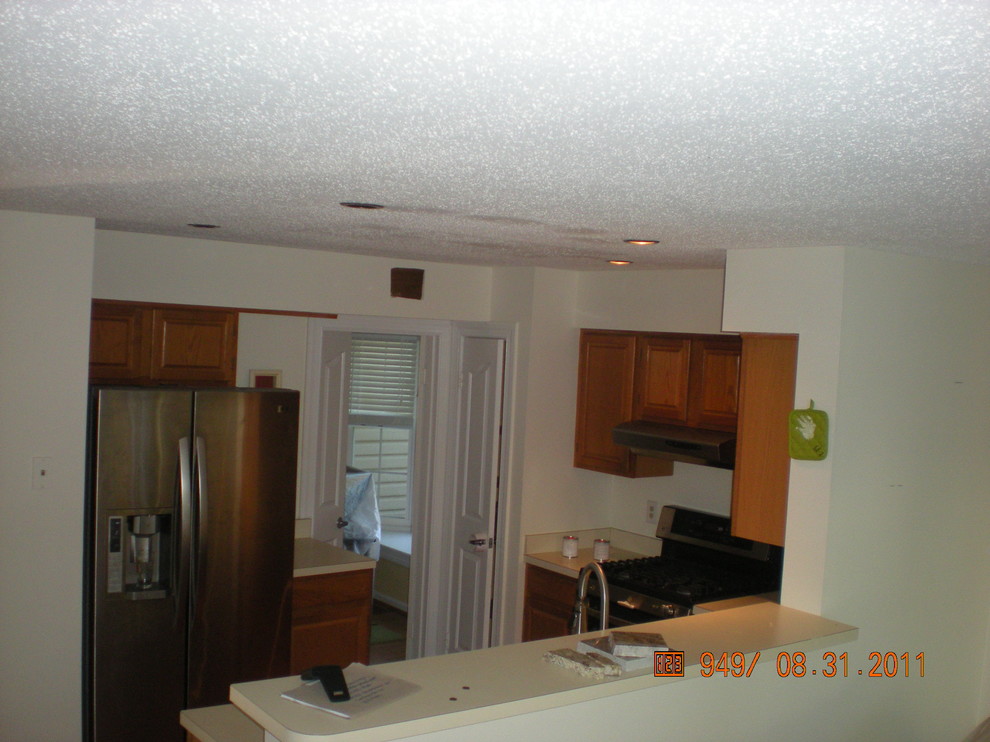 Mid-sized transitional medium tone wood floor eat-in kitchen photo in DC Metro with a peninsula