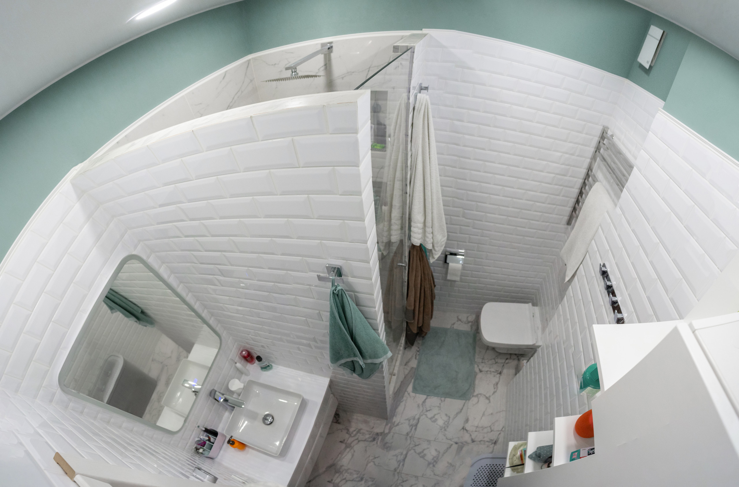 Ванная комната в бело-зеленых тонах