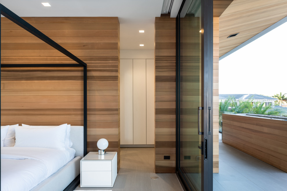 Стильный дизайн: большая гостевая спальня (комната для гостей) в современном стиле с разноцветными стенами, полом из керамогранита, серым полом и деревянными стенами - последний тренд
