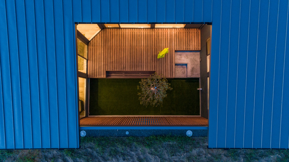 Источник вдохновения для домашнего уюта: двор среднего размера на внутреннем дворе в скандинавском стиле с настилом