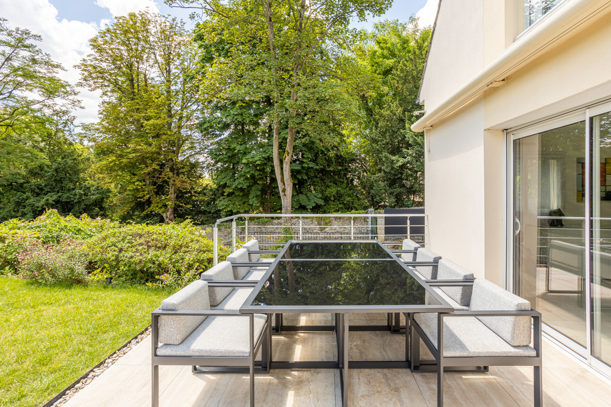 Création d'un grand jardin avec piscine