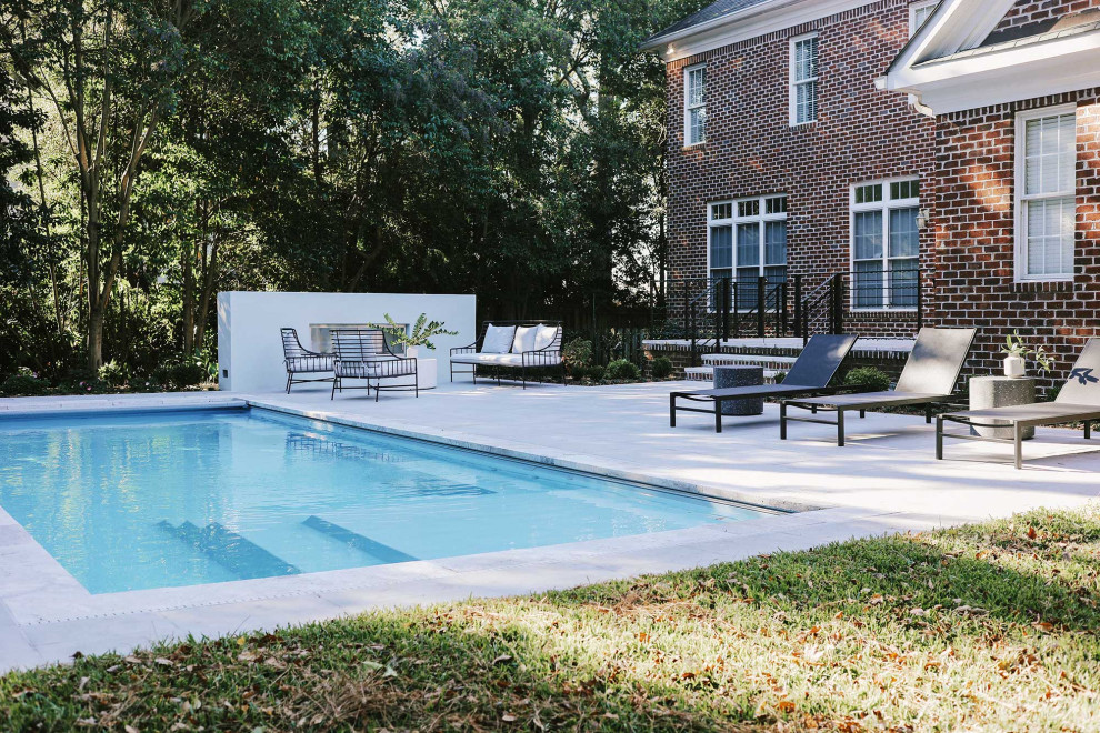 Источник вдохновения для домашнего уюта: большой спортивный, прямоугольный ландшафтный бассейн на заднем дворе в стиле модернизм с покрытием из каменной брусчатки
