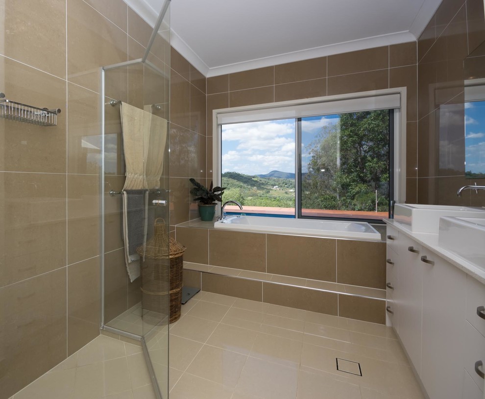 Photo of a contemporary bathroom in Gold Coast - Tweed.