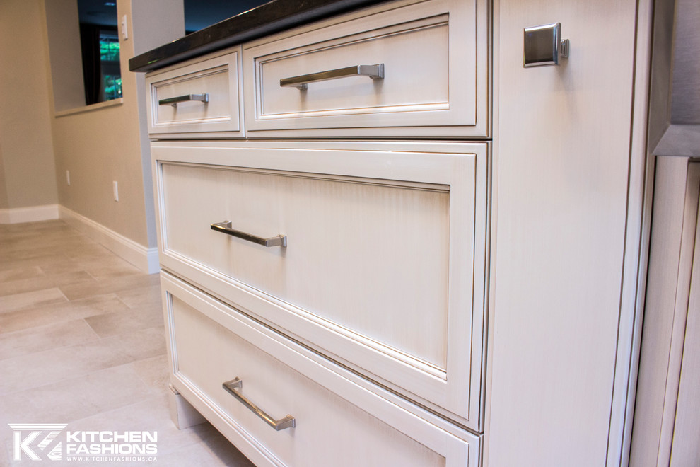 Kitchen - large transitional kitchen idea