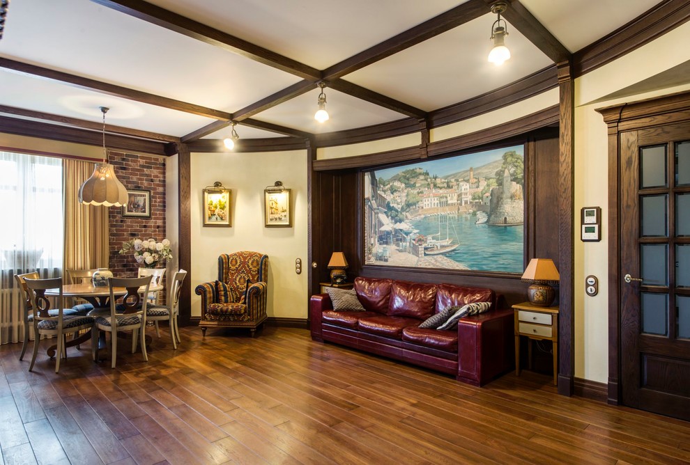 гостиная с фреской на стене