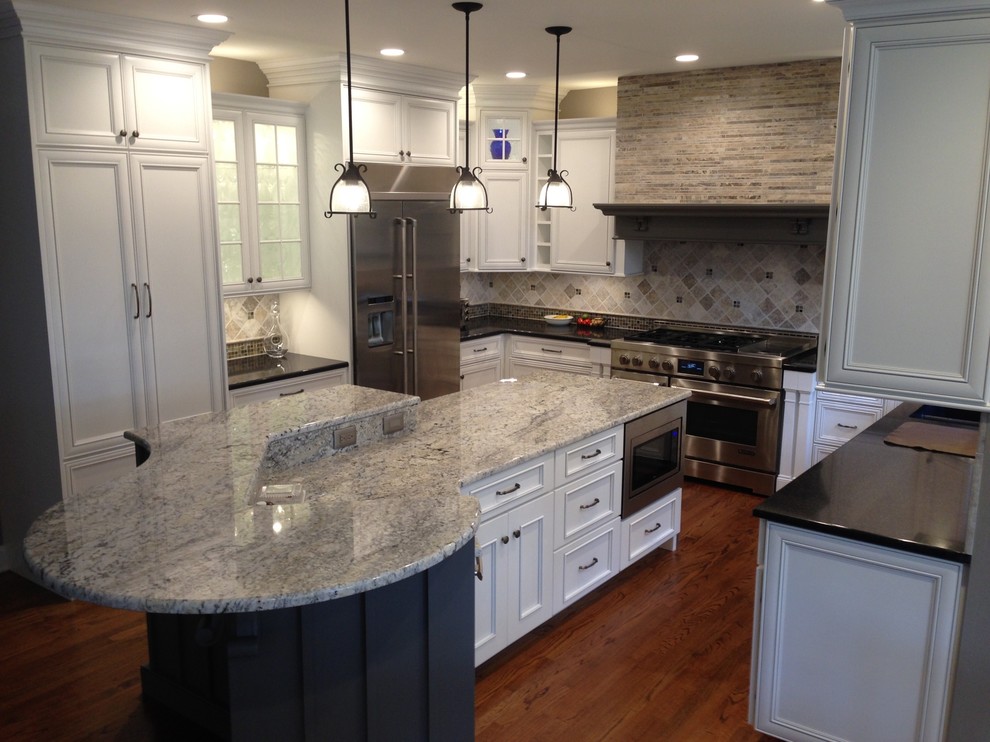 Example of a large transitional u-shaped medium tone wood floor eat-in kitchen design with a single-bowl sink, recessed-panel cabinets, white cabinets, quartz countertops, beige backsplash, stone tile backsplash, stainless steel appliances and an island