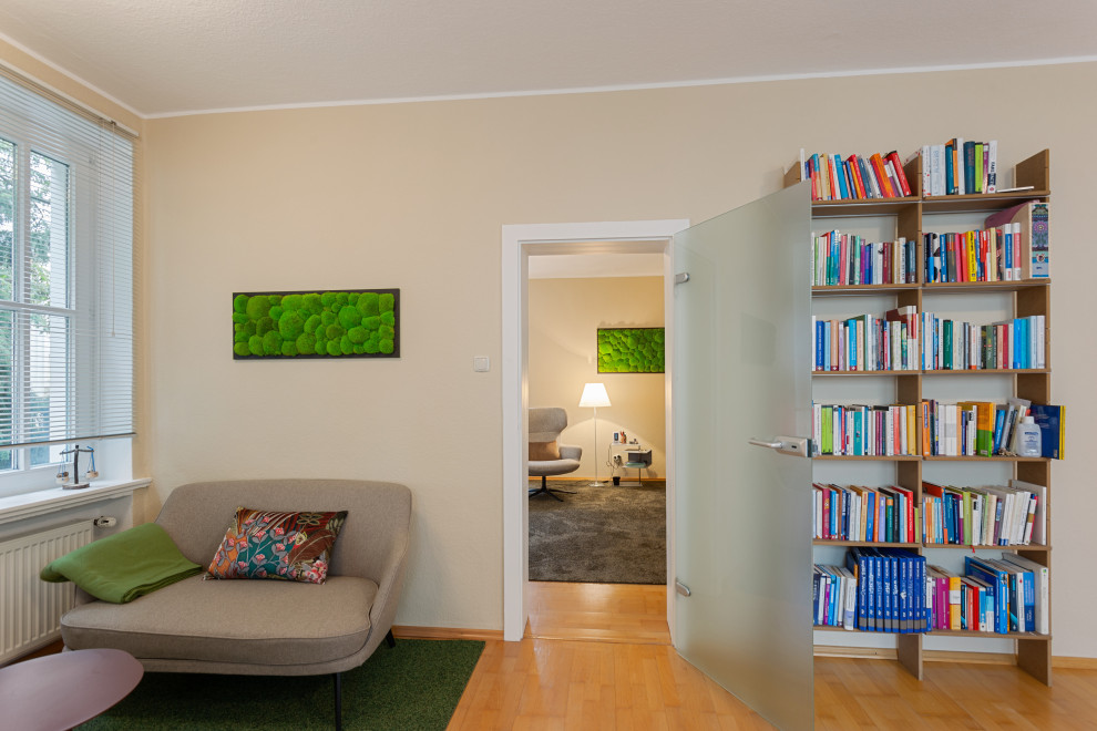 Inspiration för ett mellanstort funkis separat vardagsrum, med beige väggar, heltäckningsmatta och grått golv