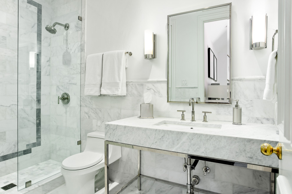 Inredning av ett klassiskt litet grå grått badrum med dusch, med möbel-liknande, vita väggar, ett undermonterad handfat, marmorbänkskiva, grå skåp, en dusch i en alkov, en toalettstol med hel cisternkåpa, grå kakel, marmorkakel, marmorgolv, grått golv och dusch med gångjärnsdörr