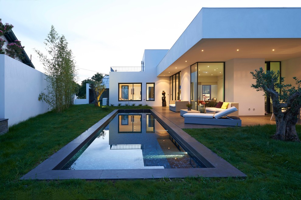 This is an example of a large modern side yard lap pool in Bordeaux.
