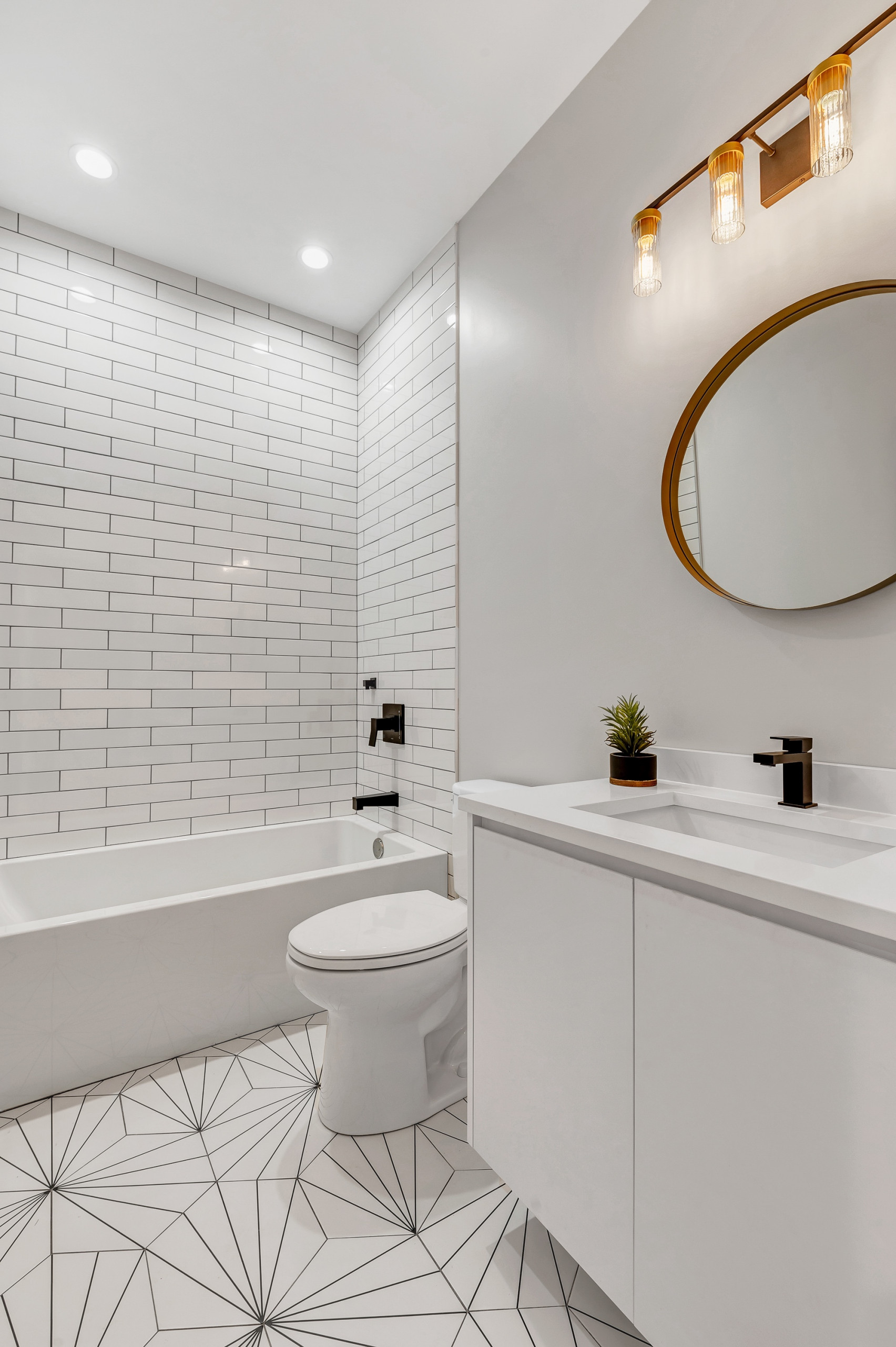 2341 w adams - unit 1e_015.jpg
