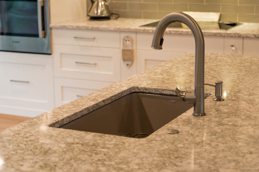 Transitional kitchen photo in Vancouver