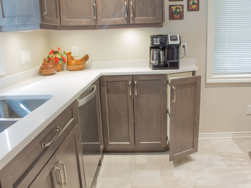Transitional kitchen photo in Toronto