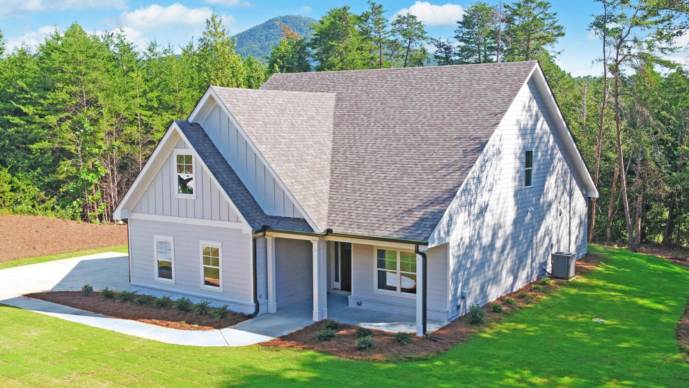 Inspiration for a transitional home design remodel in Atlanta