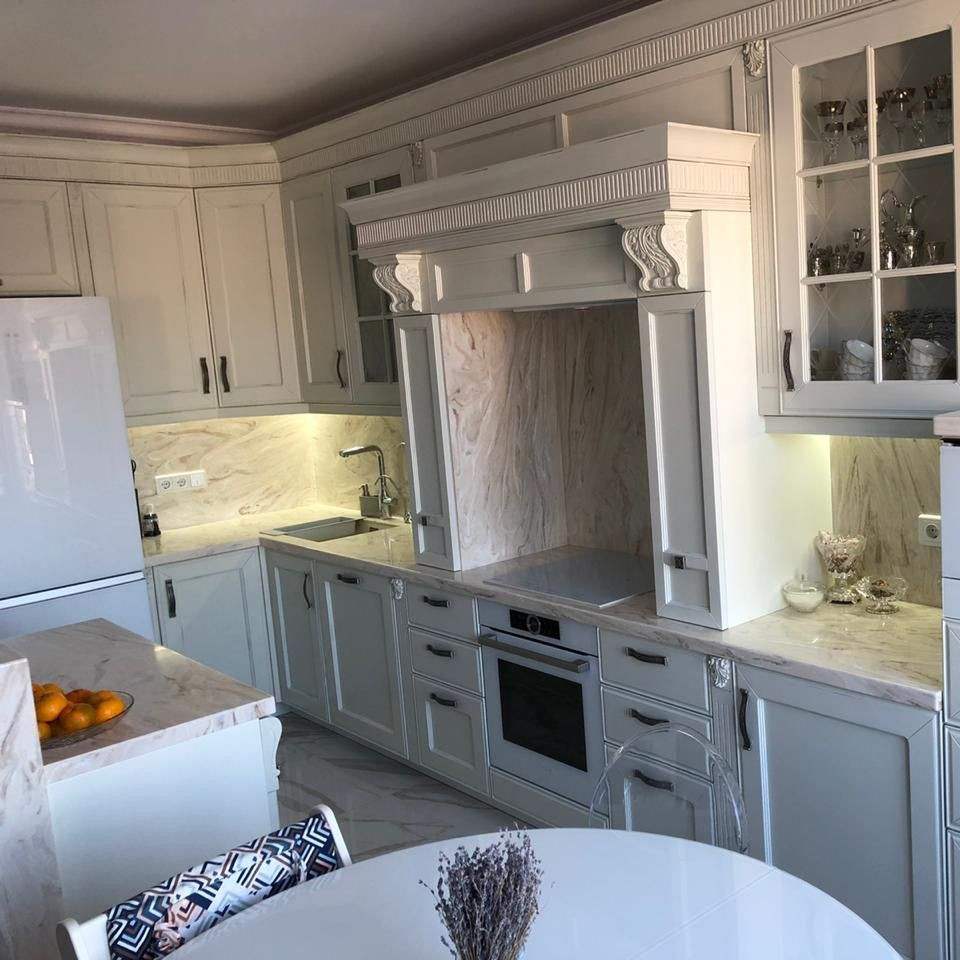 Белая кухня с "камином"