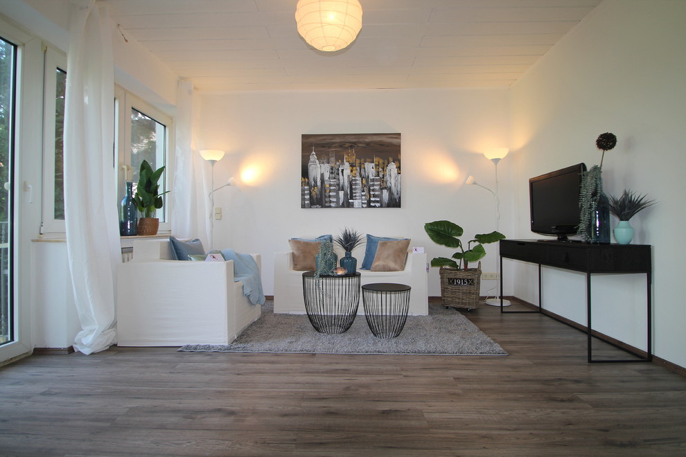 Eklektisches Wohnzimmer mit weißer Wandfarbe und Laminat in Sonstige