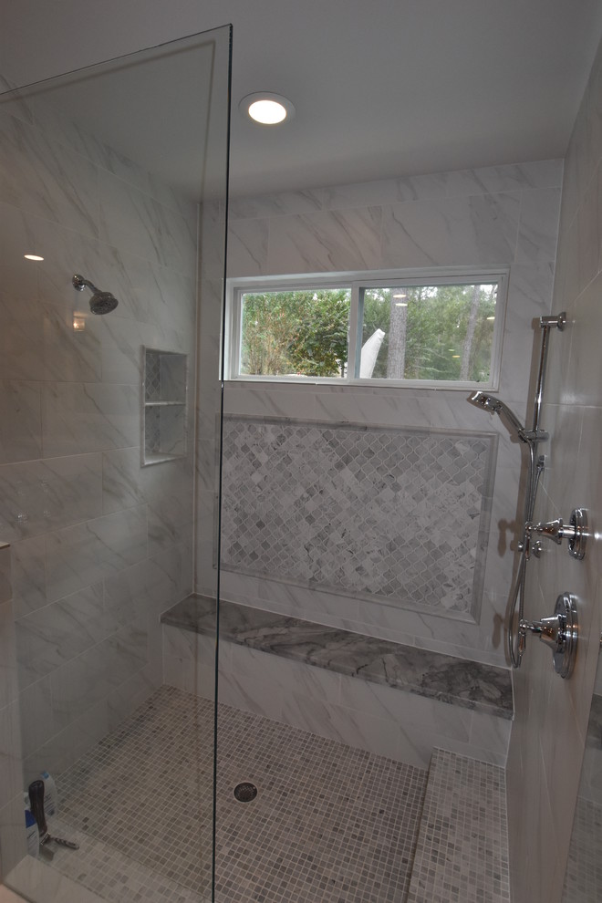 Пример оригинального дизайна: большая главная ванная комната в стиле неоклассика (современная классика) с фасадами в стиле шейкер, серыми фасадами, душем в нише, раздельным унитазом, серой плиткой, плиткой мозаикой, серыми стенами, полом из керамогранита, врезной раковиной и столешницей из кварцита