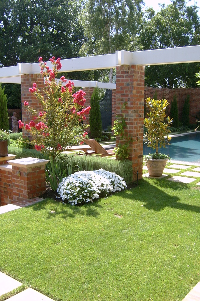 This is an example of a large traditional backyard garden in Melbourne.