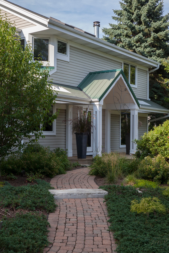 Inspiration for a modern home design remodel in Milwaukee