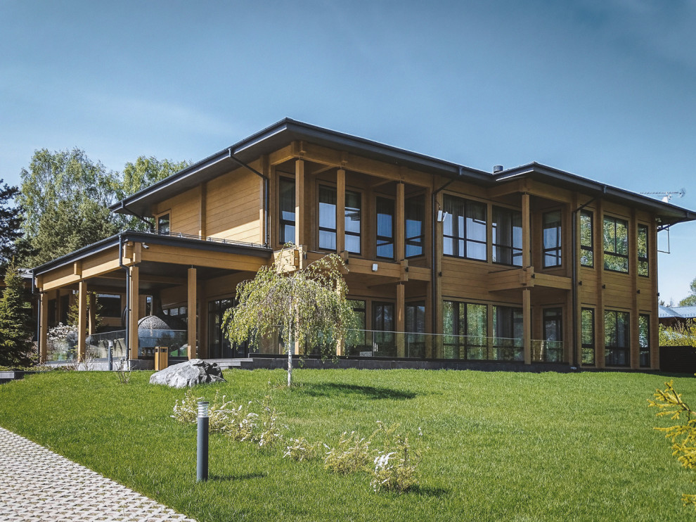 Вид на лужайку перед домом