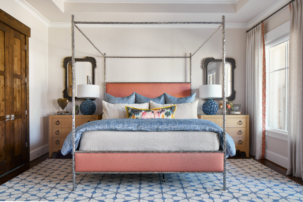 Idee per una camera da letto classica con pareti beige, parquet scuro, pavimento marrone e soffitto ribassato