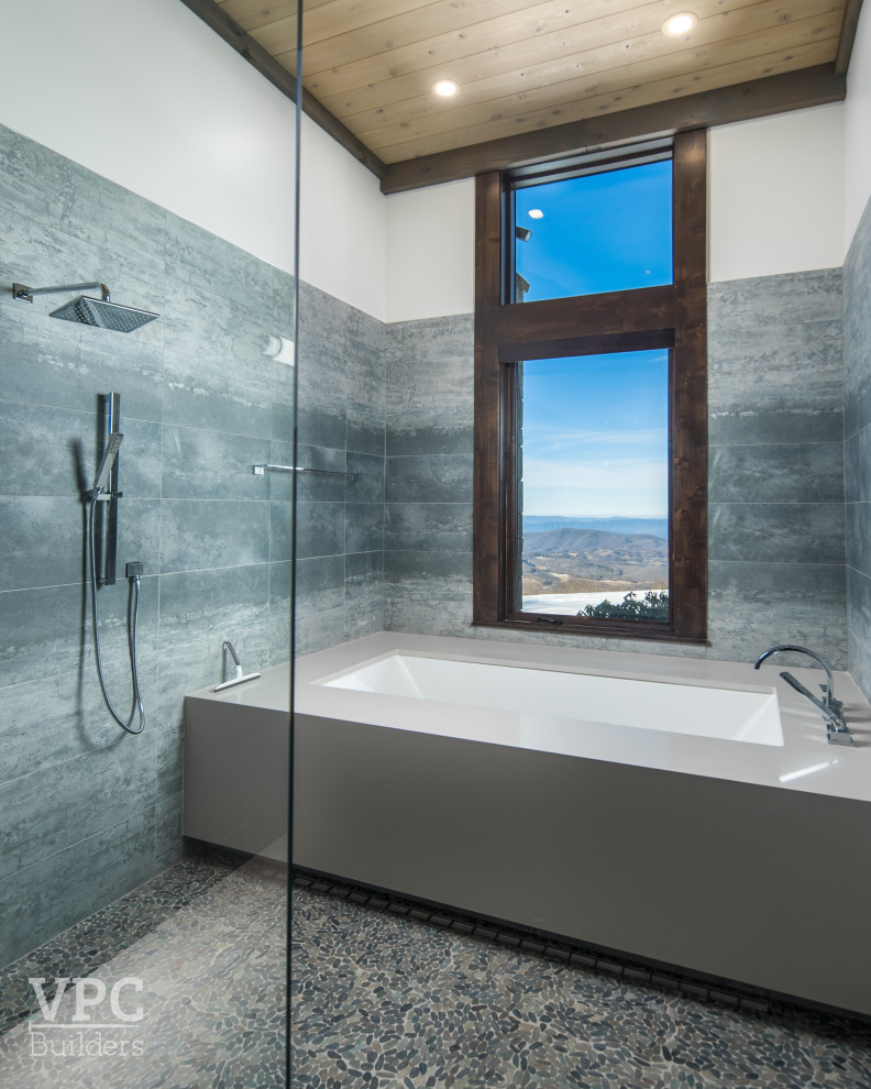 Bild på ett mellanstort funkis vit vitt badrum med dusch, med bruna skåp, ett undermonterat badkar, grå kakel, mosaikgolv, ett integrerad handfat, beiget golv och dusch med gångjärnsdörr