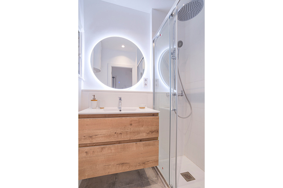 Ispirazione per una piccola stanza da bagno con doccia minimal con ante in legno chiaro, piastrelle bianche, top bianco e mobile bagno sospeso