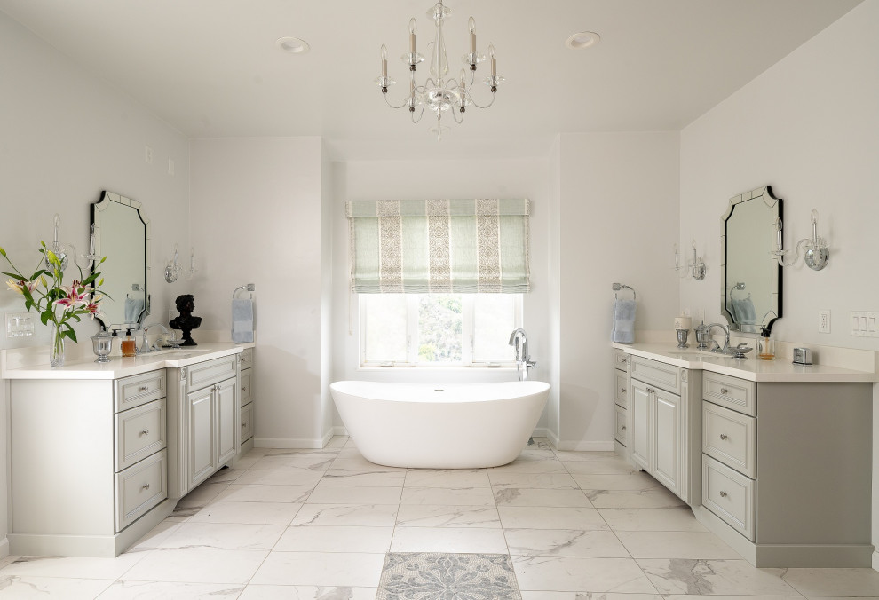 Пример оригинального дизайна: огромная главная ванная комната в классическом стиле с фасадами с выступающей филенкой, серыми фасадами, отдельно стоящей ванной, открытым душем, разноцветной плиткой, керамогранитной плиткой, серыми стенами, полом из мозаичной плитки, врезной раковиной, столешницей из искусственного кварца, разноцветным полом, открытым душем, белой столешницей, сиденьем для душа, тумбой под одну раковину и напольной тумбой