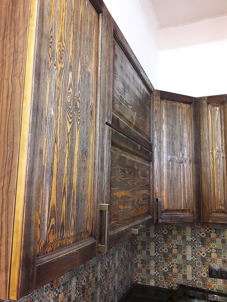 Тёмная фактурная сосна на Новочеркасском проспекте