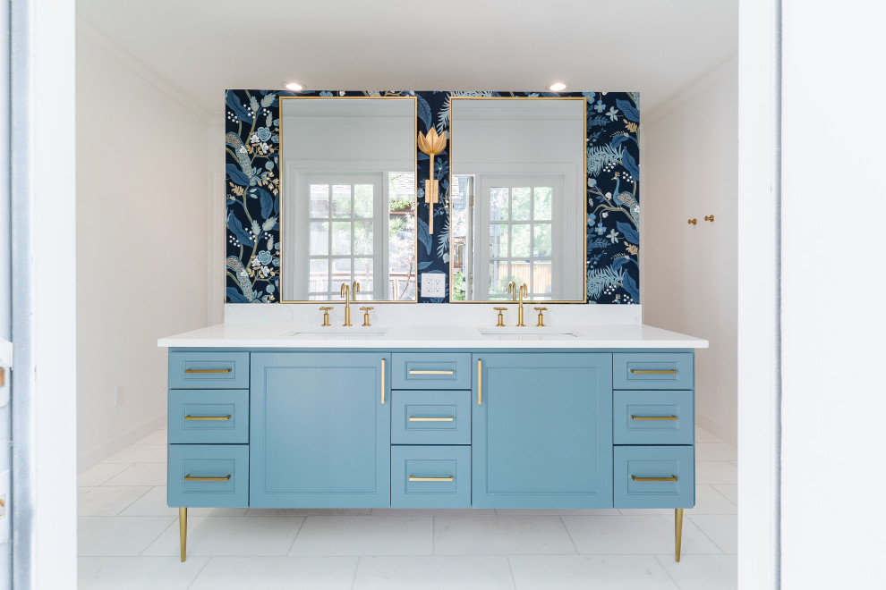 Источник вдохновения для домашнего уюта: ванная комната в стиле неоклассика (современная классика) с фасадами в стиле шейкер, синими фасадами, столешницей из искусственного кварца, тумбой под две раковины и обоями на стенах