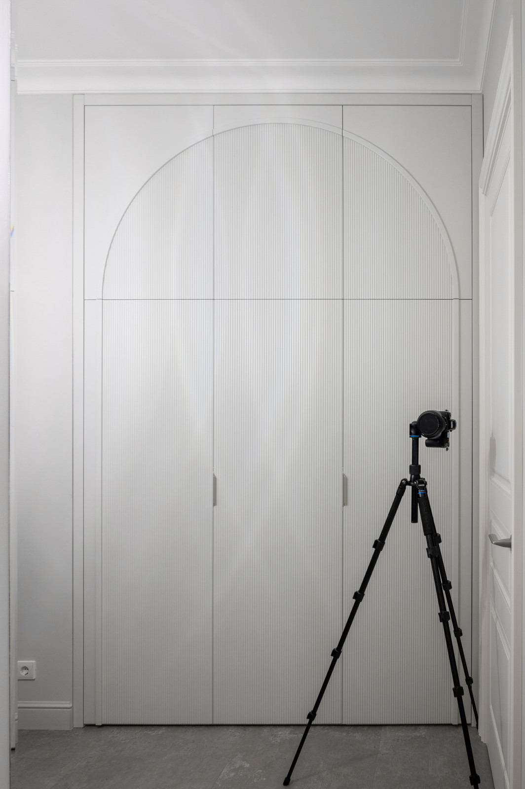 Шкаф с декоративной аркой