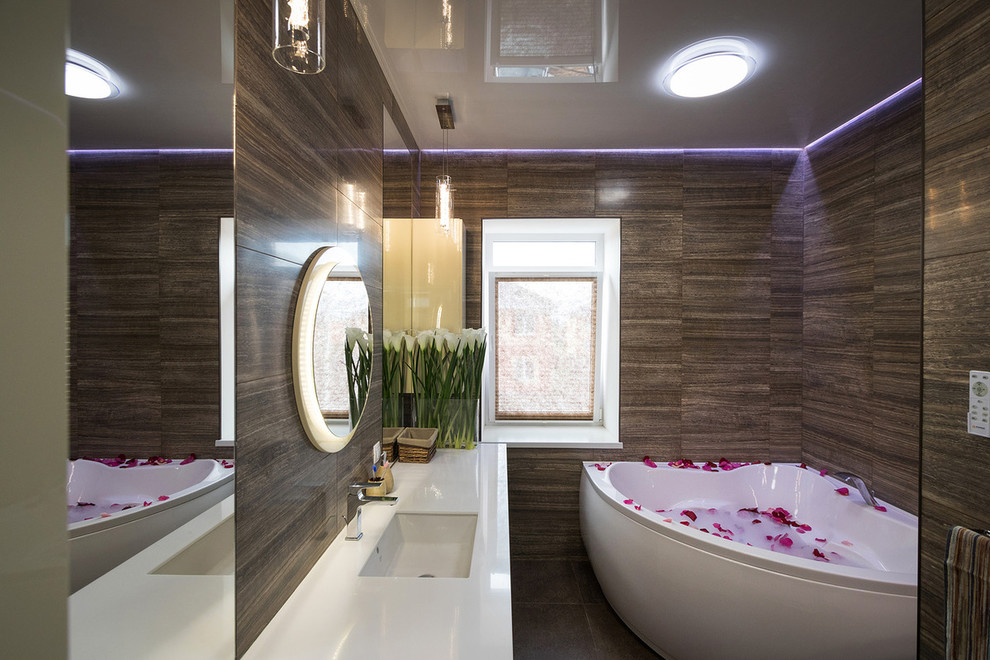 Яркий дом в пригороде