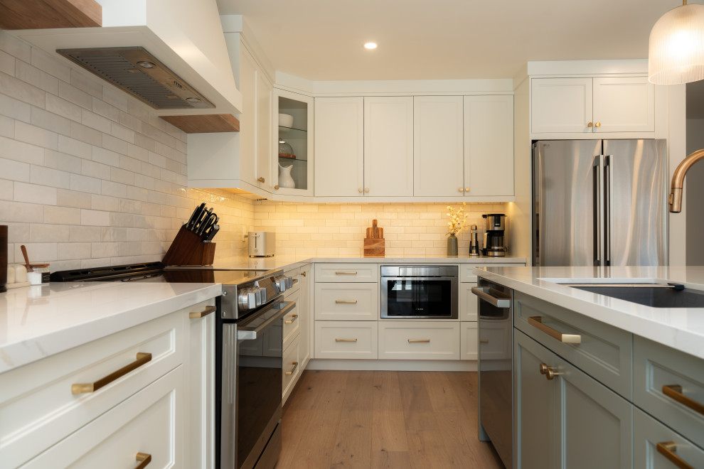 Kitchen - transitional kitchen idea in Toronto