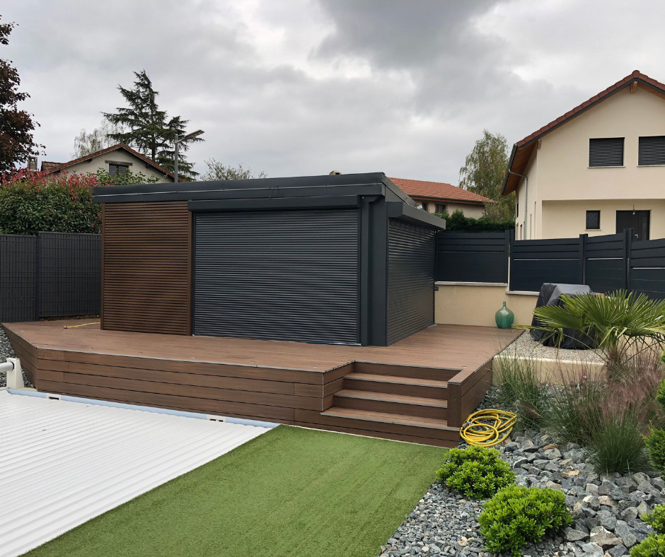 Photo of a small modern side yard and ground level deck in Grenoble with an outdoor kitchen and wood railing.