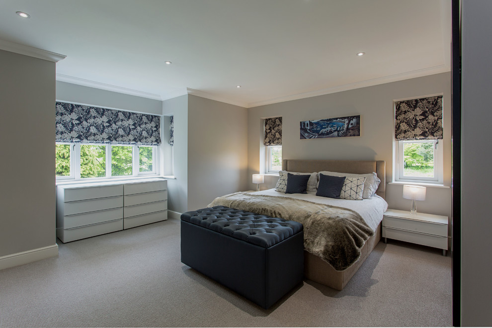 Ejemplo de dormitorio blanco actual de tamaño medio con paredes grises, moqueta, suelo gris, papel pintado y papel pintado