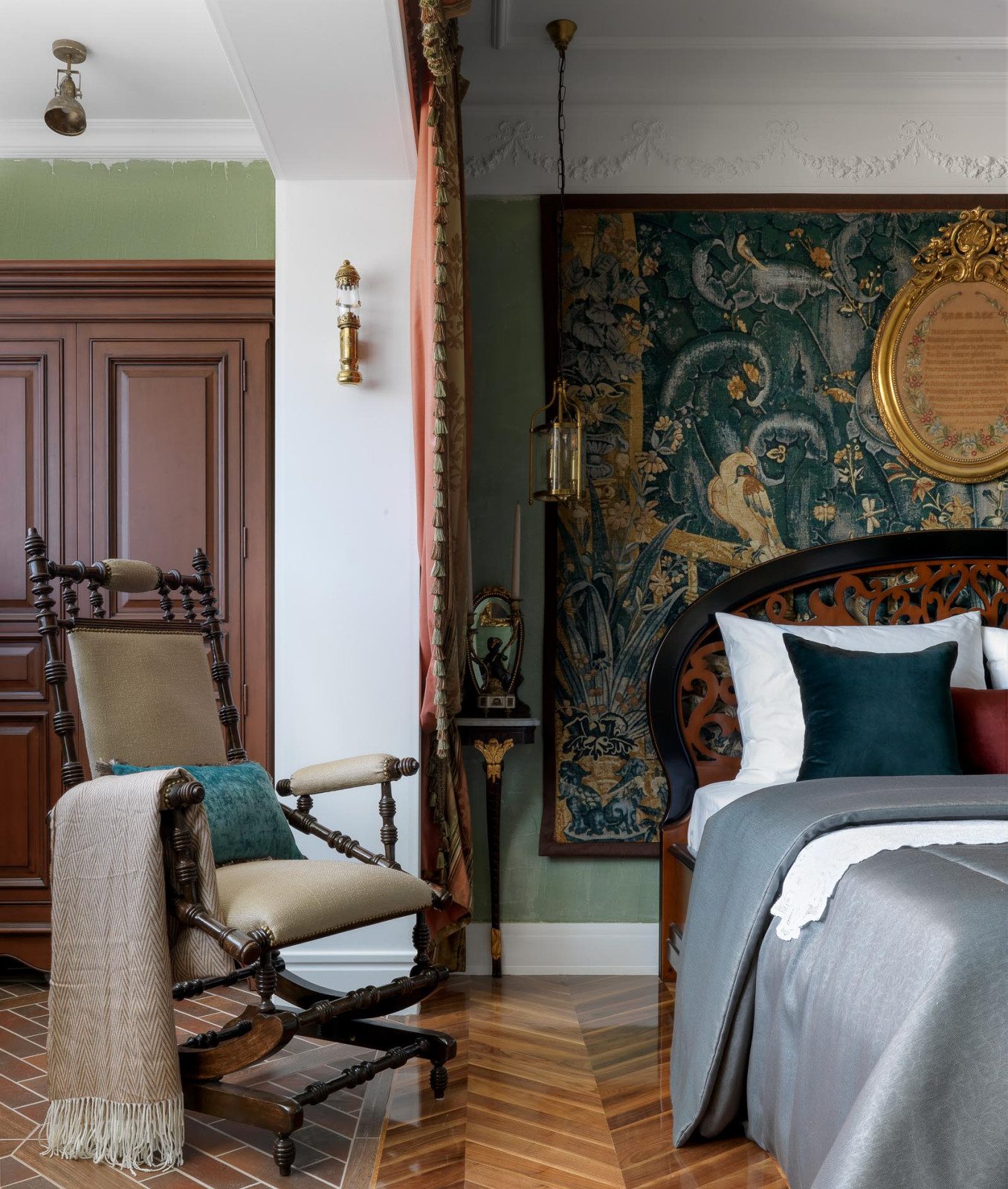 КВАРТИРА С АНТИКВАРНОЙ МЕБЕЛЬЮ (90 М.КВ) И ПРЕДМЕТАМИ ИСКУССТВА