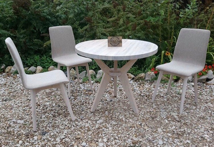 Круглый обеденный стол