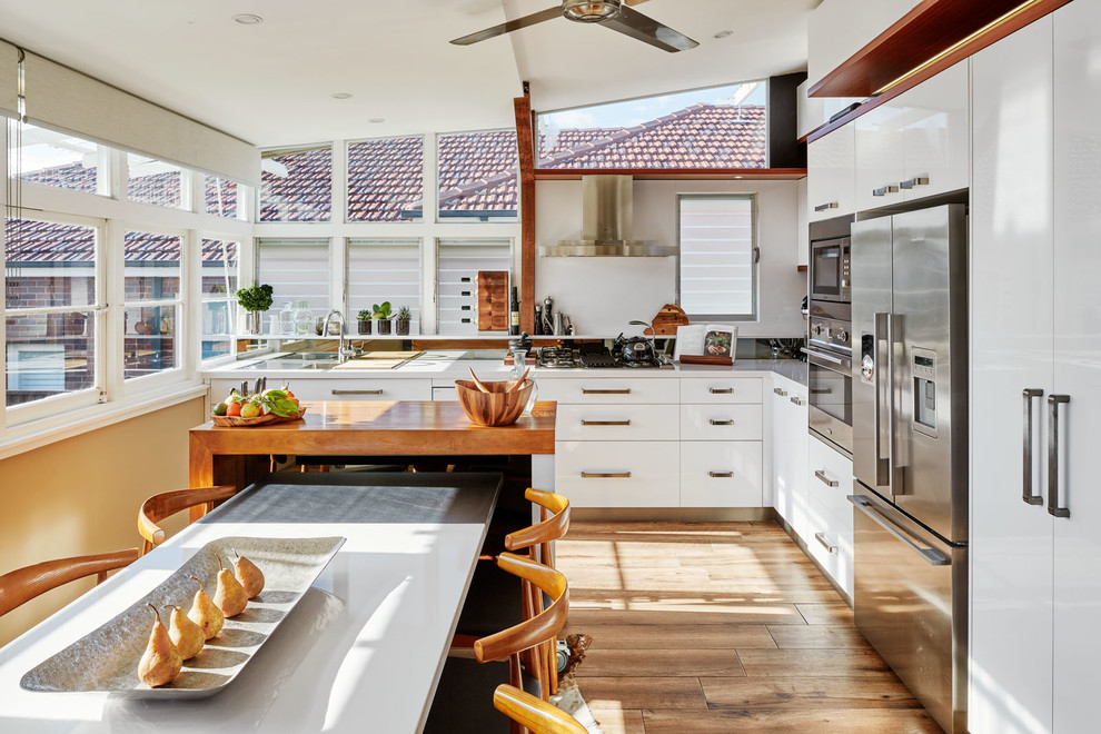Foto di una cucina moderna di medie dimensioni